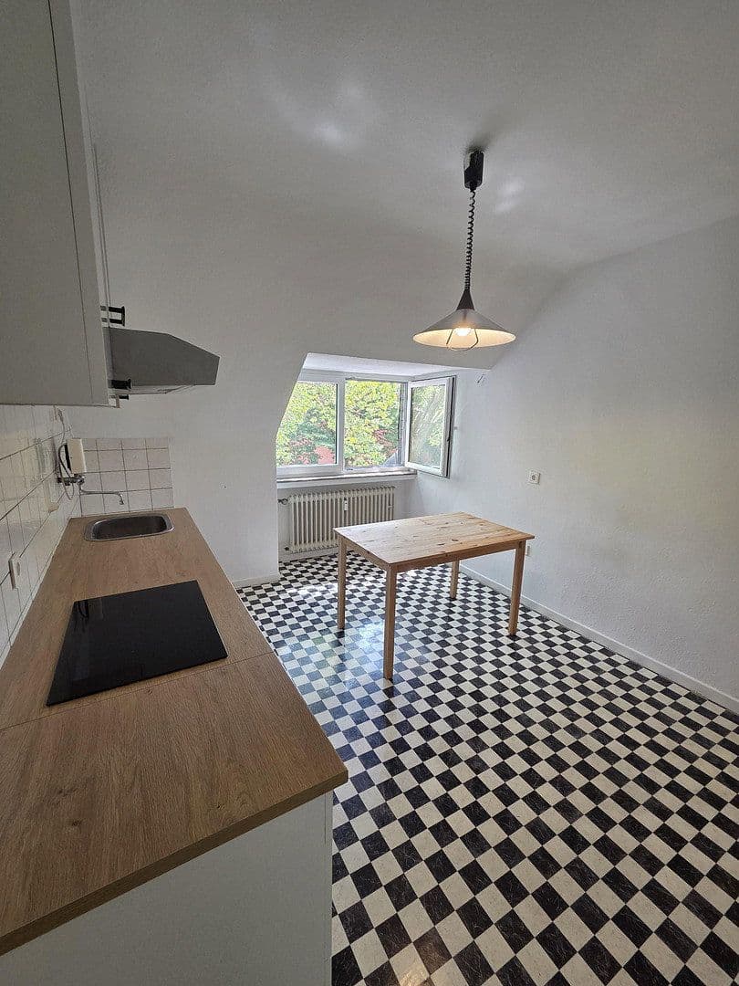 Prenájom bytu 3-izbový 80 m², Stolberstrasse 378, Köln, Severné Porýnie - Westfálsko Prenájom bytu 3-izbový 80 m², Stolberstrasse 378, Köln, Severné Porýnie - Westfálsko