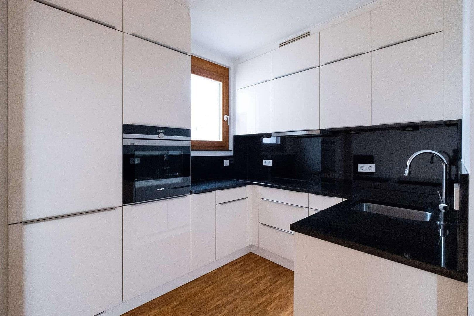 Prenájom bytu 2-izbový 88 m², Pariser Straße 4, Frankfurt am Main, Hesensko Prenájom bytu 2-izbový 88 m², Pariser Straße 4, Frankfurt am Main, Hesensko