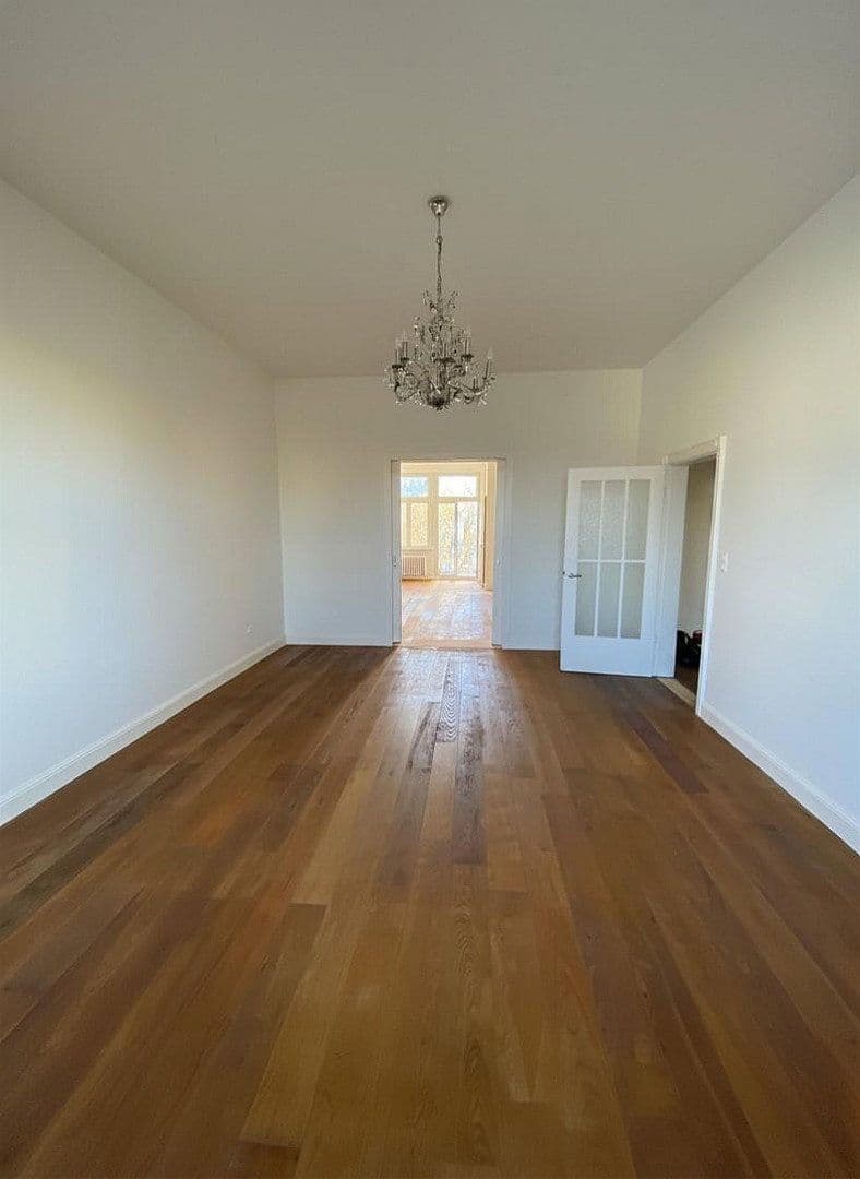 Prenájom bytu 3-izbový 110 m², Frankfurt, Hesensko Prenájom bytu 3-izbový 110 m², Frankfurt, Hesensko