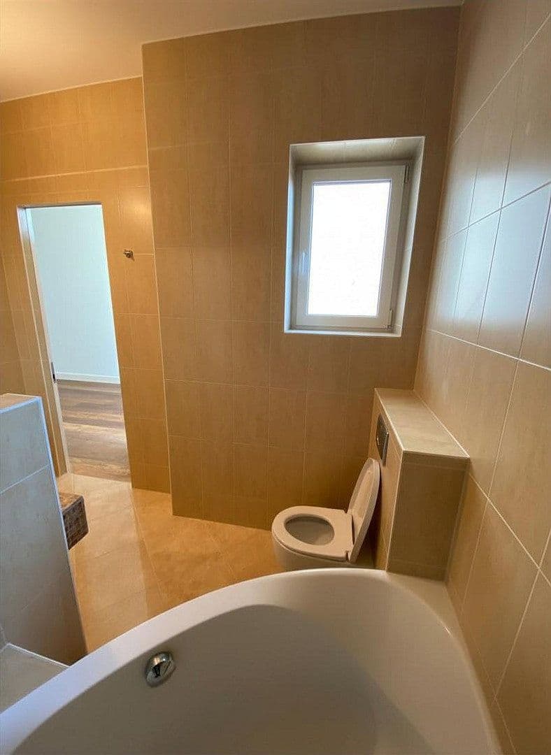 Prenájom bytu 3-izbový 110 m², Frankfurt, Hesensko Prenájom bytu 3-izbový 110 m², Frankfurt, Hesensko