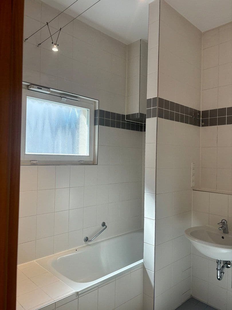 Prenájom bytu 2-izbový 98 m², Uferstraße 19, Leipzig, Sasko Prenájom bytu 2-izbový 98 m², Uferstraße 19, Leipzig, Sasko