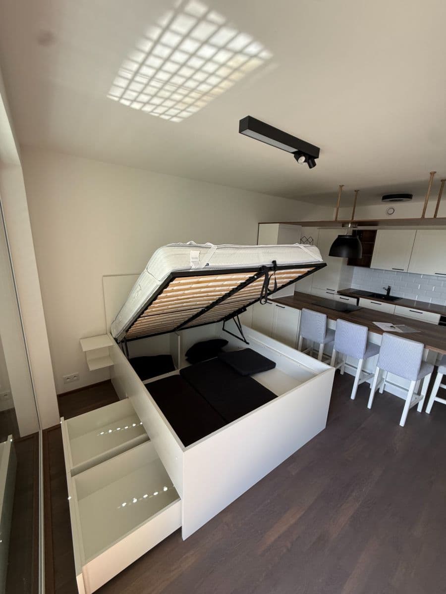 Prenájom bytu 1-izbový 36 m², Vrbova, Praha, Praha Prenájom bytu 1-izbový 36 m², Vrbova, Praha, Praha