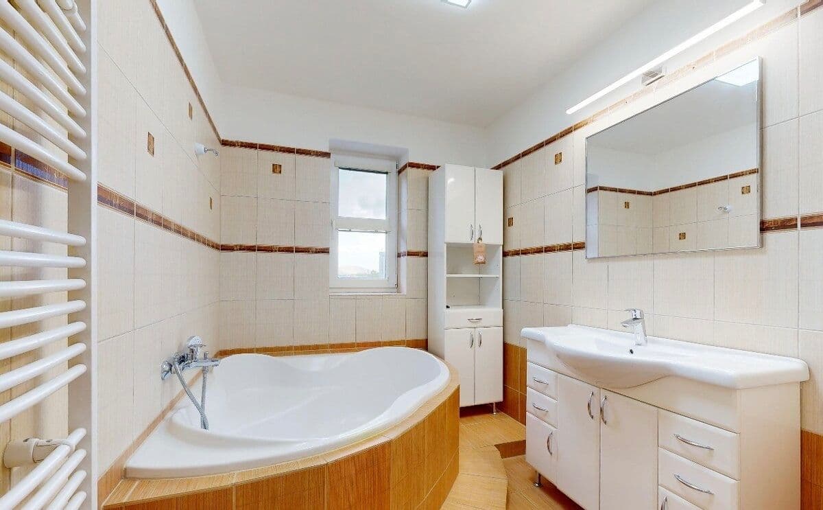 Prenájom bytu 3-izbový 105 m², Šlikova, Praha, Praha Prenájom bytu 3-izbový 105 m², Šlikova, Praha, Praha