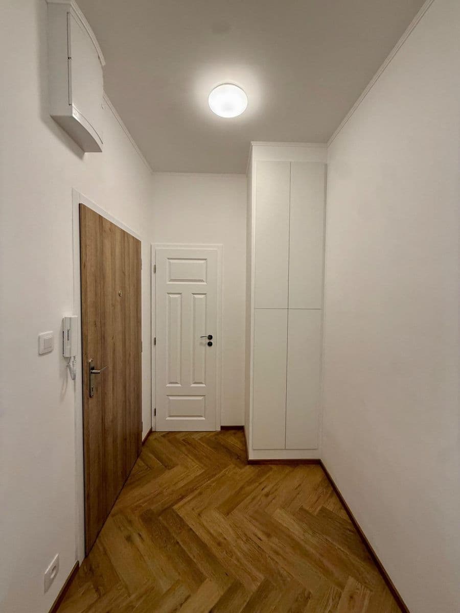 Prenájom bytu 3-izbový 61 m², Žerotínova, Praha, Praha Prenájom bytu 3-izbový 61 m², Žerotínova, Praha, Praha