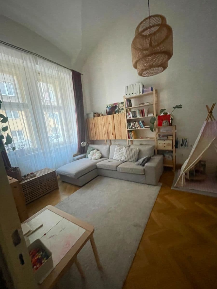 Prenájom bytu 3-izbový 78 m², Viktora Huga, Praha, Praha Prenájom bytu 3-izbový 78 m², Viktora Huga, Praha, Praha