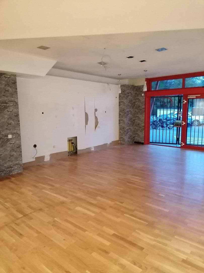 Prenájom nebytového priestoru 350 m², Ludweilerstraße 18+20, Großrosseln, Sársko Prenájom nebytového priestoru 350 m², Ludweilerstraße 18+20, Großrosseln, Sársko