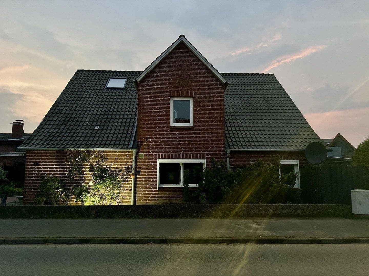 Predaj domu 220 m², pozemok 560 m², Dorfstraße 119, Tangstedt, Šlezvicko-Holštajnsko Predaj domu 220 m², pozemok 560 m², Dorfstraße 119, Tangstedt, Šlezvicko-Holštajnsko