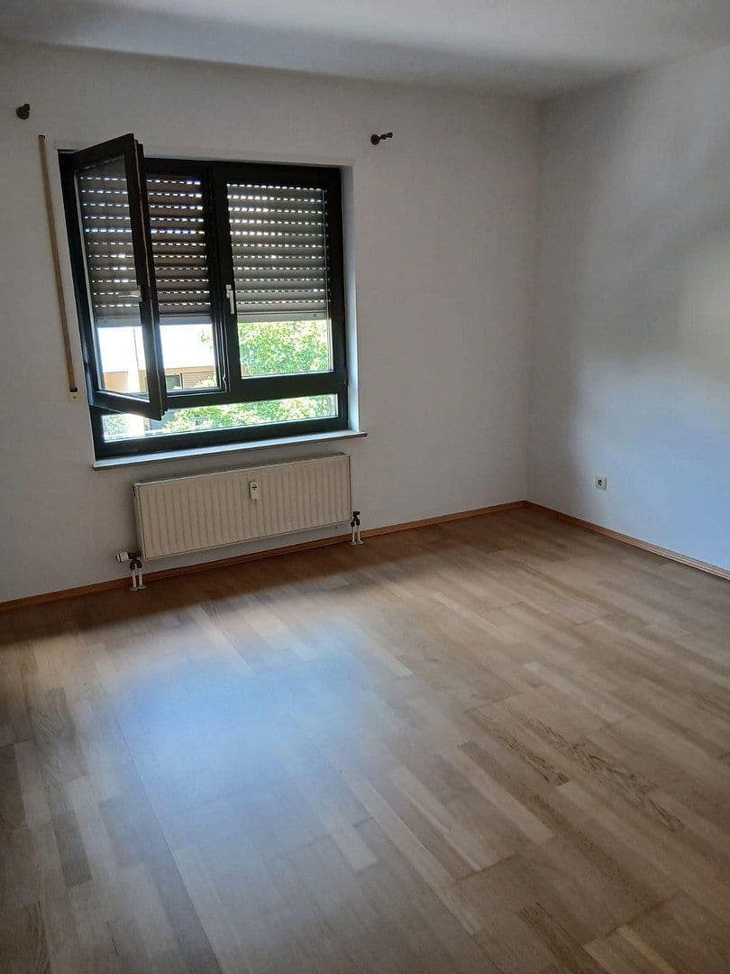 Prenájom bytu 3-izbový 87 m², Schmitzstr. 5, Mannheim, Bádensko-Wurttembersko Prenájom bytu 3-izbový 87 m², Schmitzstr. 5, Mannheim, Bádensko-Wurttembersko