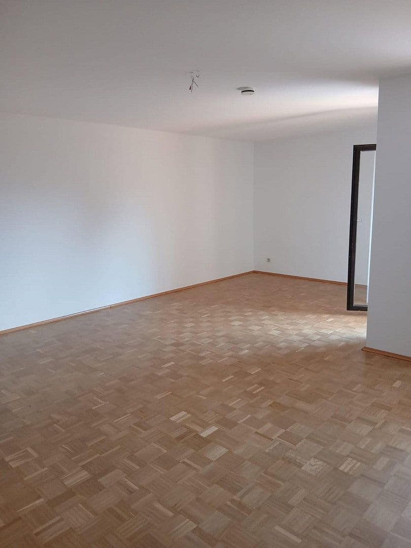 Prenájom bytu 3-izbový 87 m², Schmitzstr. 5, Mannheim, Bádensko-Wurttembersko Prenájom bytu 3-izbový 87 m², Schmitzstr. 5, Mannheim, Bádensko-Wurttembersko