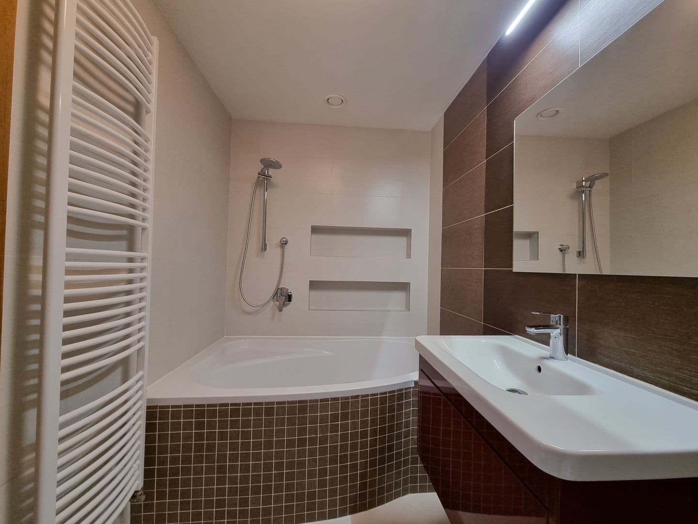Prenájom bytu 3-izbový 54 m², V Honech, Klecany, Středočeský kraj Prenájom bytu 3-izbový 54 m², V Honech, Klecany, Středočeský kraj
