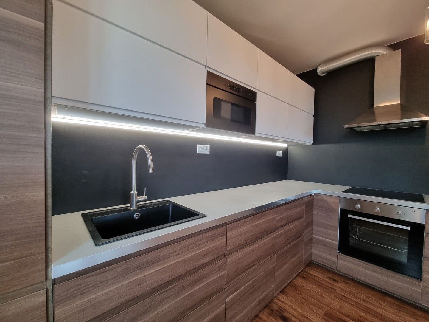 Prenájom bytu 3-izbový 54 m², V Honech, Klecany, Středočeský kraj Prenájom bytu 3-izbový 54 m², V Honech, Klecany, Středočeský kraj
