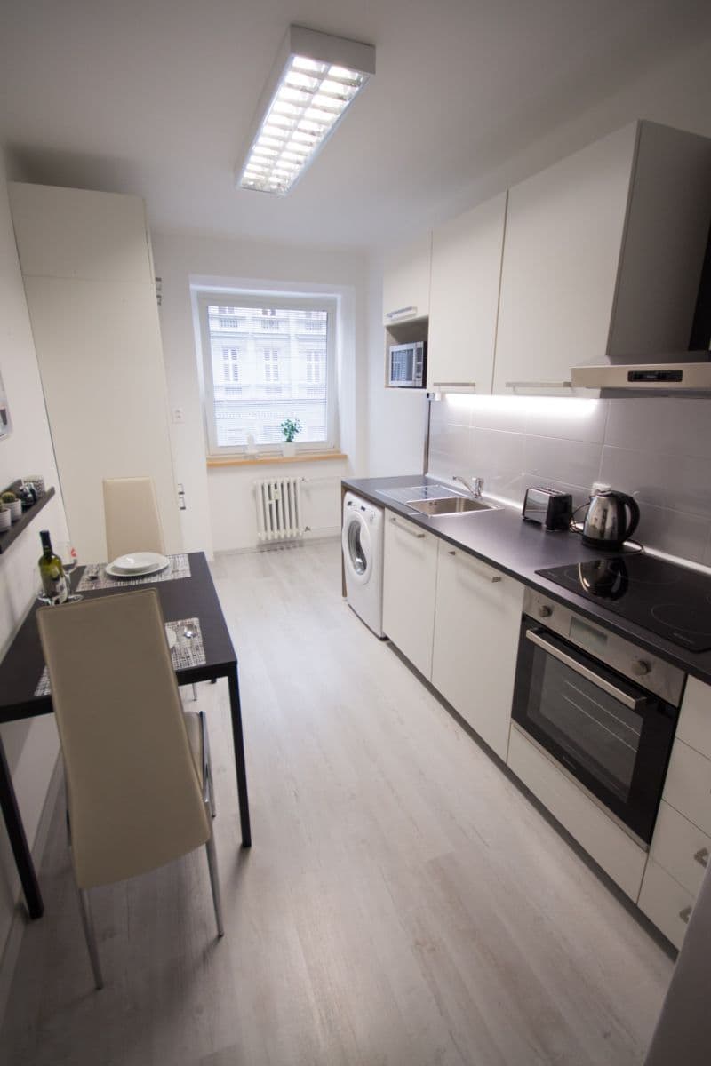 Prenájom bytu 1-izbový 35 m², Špitálska, Bratislava - mestská časť Staré Mesto, Bratislavský kraj Prenájom bytu 1-izbový 35 m², Špitálska, Bratislava - mestská časť Staré Mesto, Bratislavský kraj