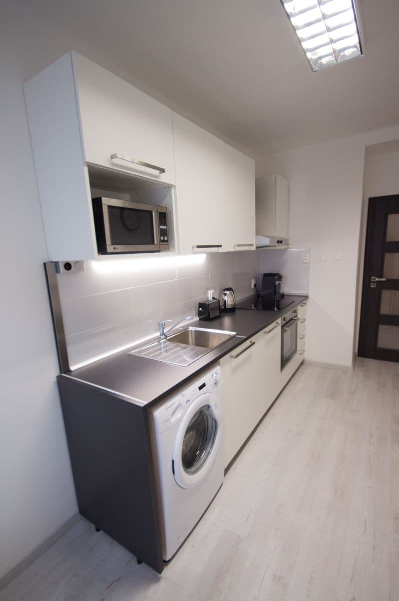 Prenájom bytu 1-izbový 35 m², Špitálska, Bratislava - mestská časť Staré Mesto, Bratislavský kraj Prenájom bytu 1-izbový 35 m², Špitálska, Bratislava - mestská časť Staré Mesto, Bratislavský kraj