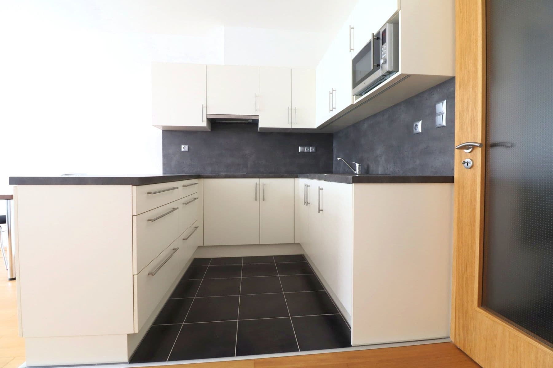 Prenájom bytu 1-izbový 37 m², K Beranovu, Praha, Praha Prenájom bytu 1-izbový 37 m², K Beranovu, Praha, Praha