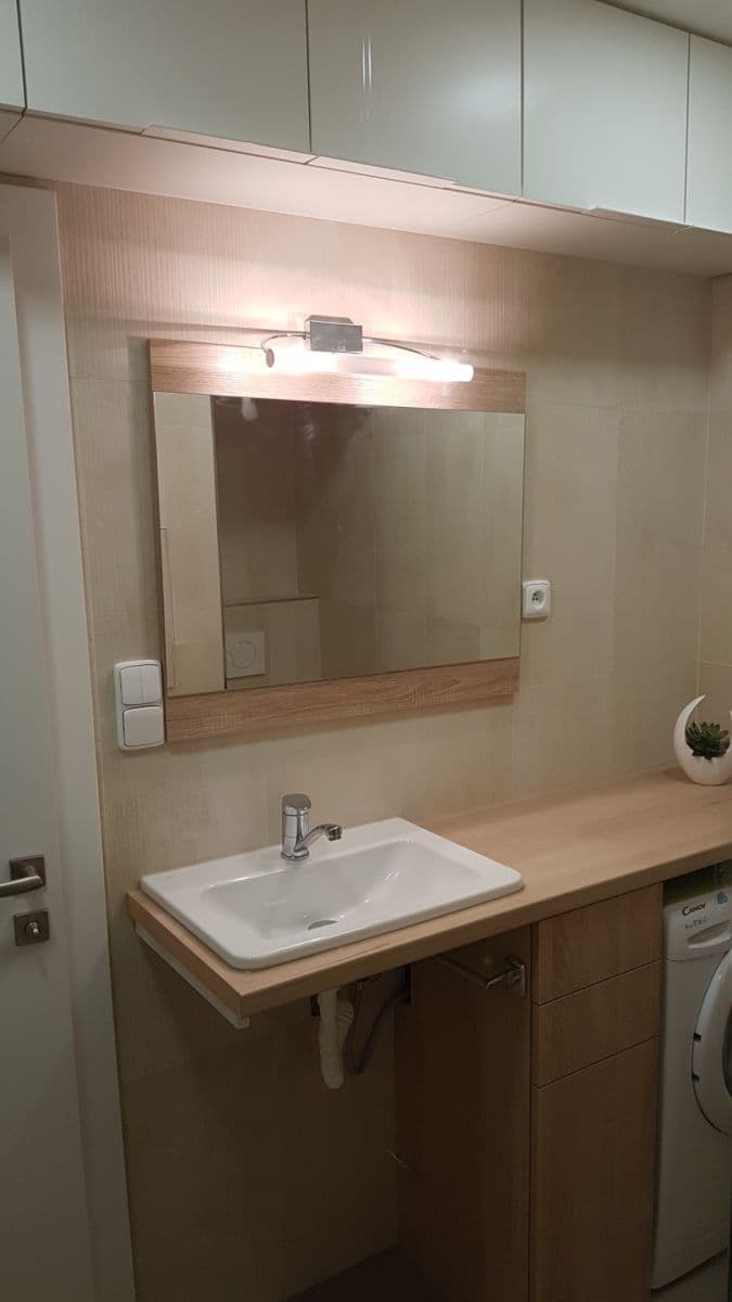 Prenájom bytu 1-izbový 35 m², Pod Zámečkem, Hradec Králové, Královéhradecký kraj Prenájom bytu 1-izbový 35 m², Pod Zámečkem, Hradec Králové, Královéhradecký kraj