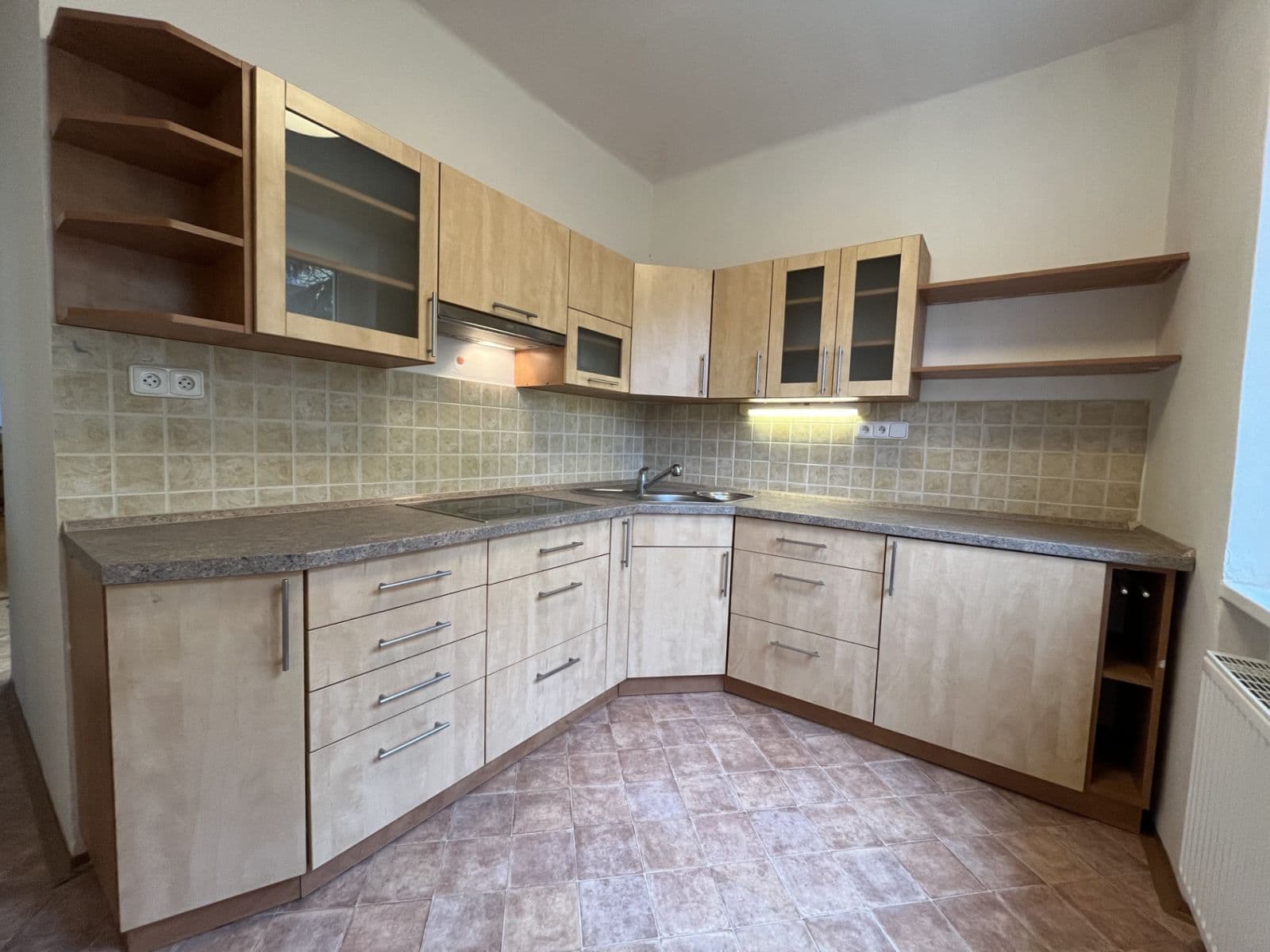 Prenájom bytu 3-izbový 70 m², Štefánikova, Louny, Ústecký kraj Prenájom bytu 3-izbový 70 m², Štefánikova, Louny, Ústecký kraj