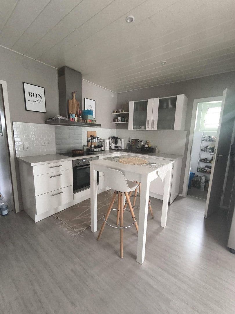 Prenájom bytu 4-izbový 100 m², Weserstraße 29, Rüsselsheim am Main, Hesensko Prenájom bytu 4-izbový 100 m², Weserstraße 29, Rüsselsheim am Main, Hesensko
