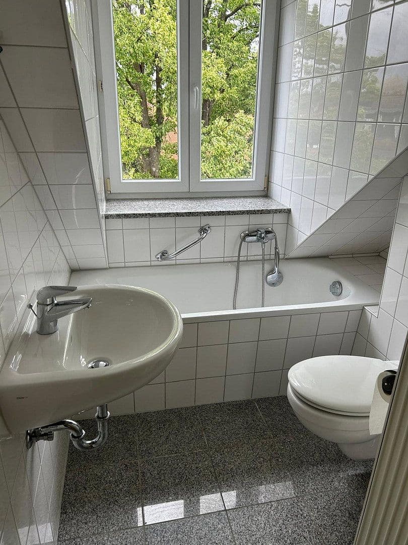 Prenájom bytu 3-izbový 86 m², Einhornalle 41, München, Bavorsko Prenájom bytu 3-izbový 86 m², Einhornalle 41, München, Bavorsko