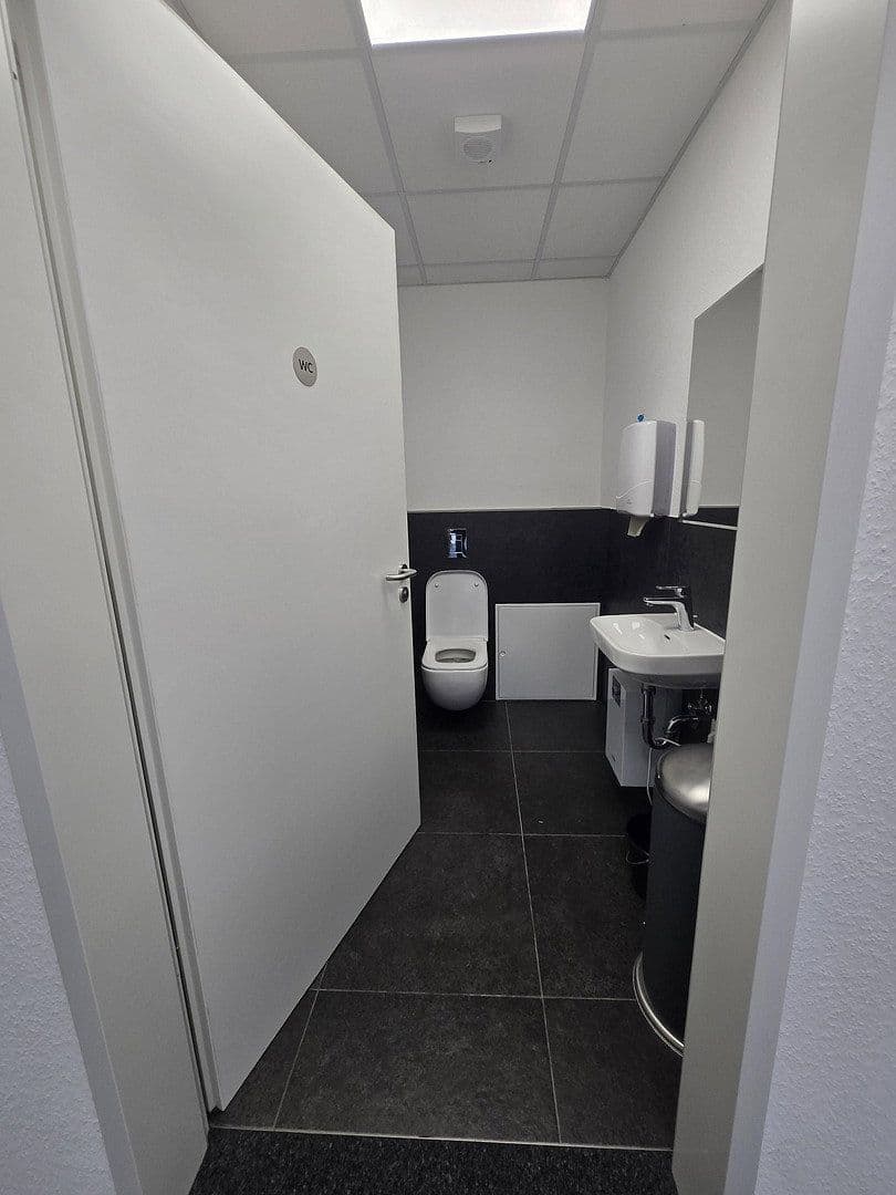 Prenájom nebytového priestoru 450 m², Viersener Straße 240, Mönchengladbach, Severné Porýnie - Westfálsko Prenájom nebytového priestoru 450 m², Viersener Straße 240, Mönchengladbach, Severné Porýnie - Westfálsko
