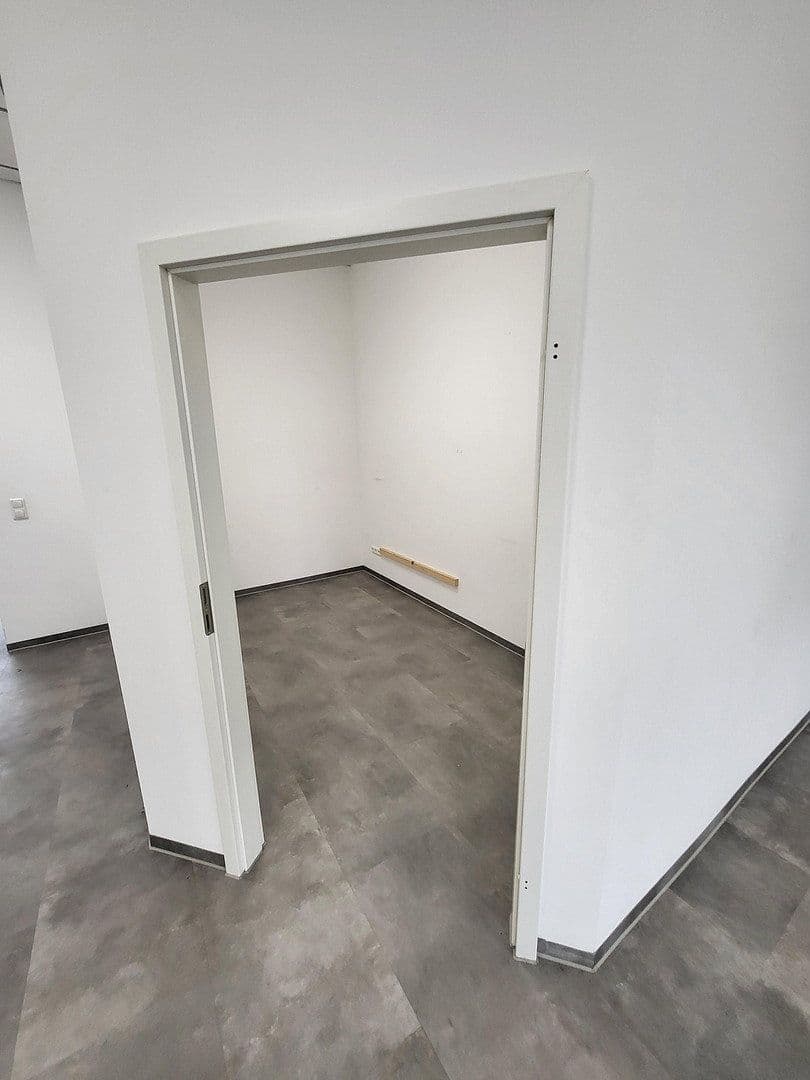 Prenájom nebytového priestoru 450 m², Viersener Straße 240, Mönchengladbach, Severné Porýnie - Westfálsko Prenájom nebytového priestoru 450 m², Viersener Straße 240, Mönchengladbach, Severné Porýnie - Westfálsko