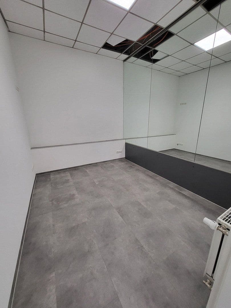 Prenájom nebytového priestoru 450 m², Viersener Straße 240, Mönchengladbach, Severné Porýnie - Westfálsko Prenájom nebytového priestoru 450 m², Viersener Straße 240, Mönchengladbach, Severné Porýnie - Westfálsko