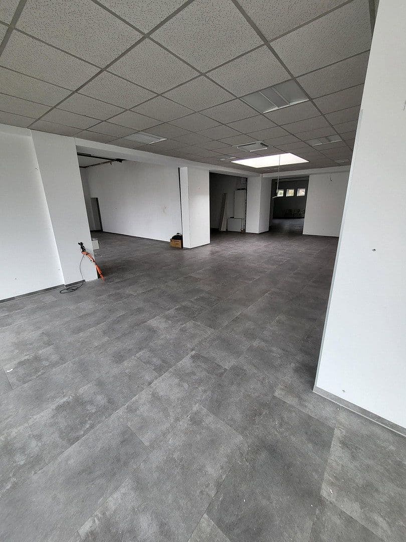 Prenájom nebytového priestoru 450 m², Viersener Straße 240, Mönchengladbach, Severné Porýnie - Westfálsko Prenájom nebytového priestoru 450 m², Viersener Straße 240, Mönchengladbach, Severné Porýnie - Westfálsko