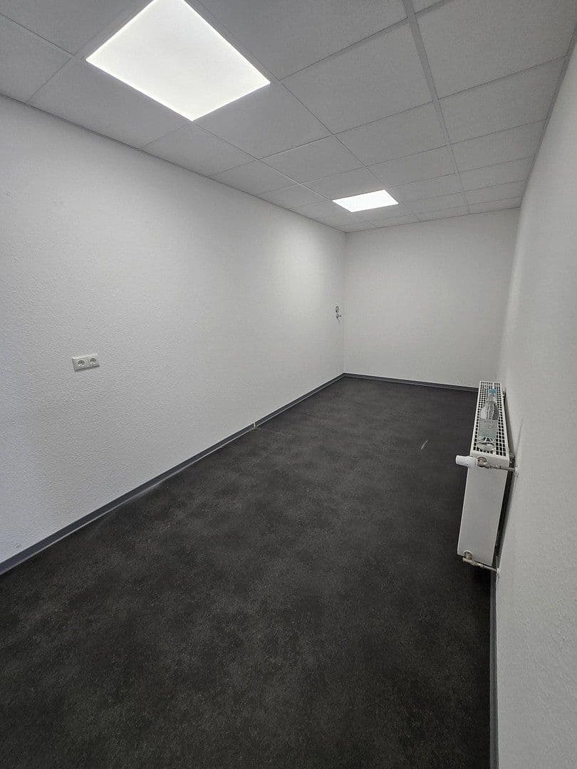 Prenájom nebytového priestoru 450 m², Viersener Straße 240, Mönchengladbach, Severné Porýnie - Westfálsko Prenájom nebytového priestoru 450 m², Viersener Straße 240, Mönchengladbach, Severné Porýnie - Westfálsko