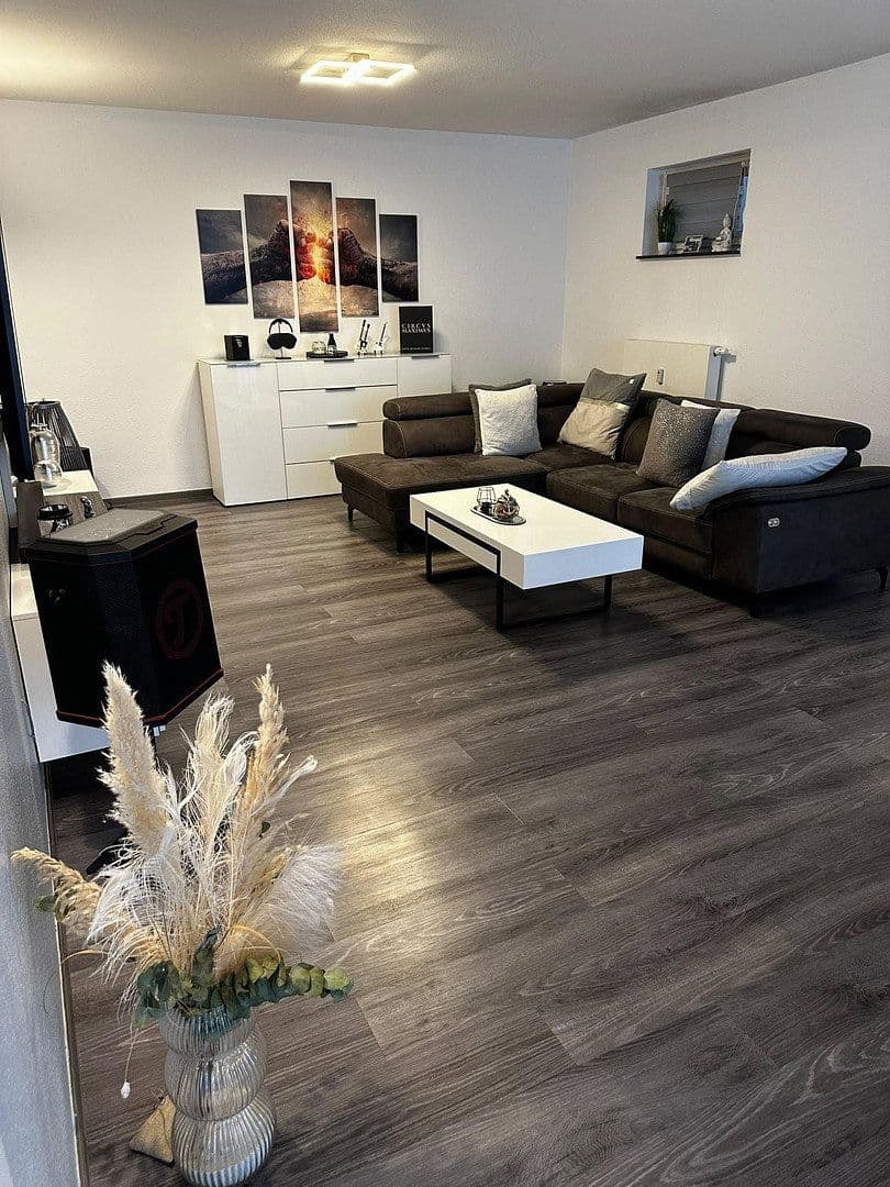 Prenájom bytu 3-izbový 105 m², Heddesheim, Bádensko-Wurttembersko Prenájom bytu 3-izbový 105 m², Heddesheim, Bádensko-Wurttembersko
