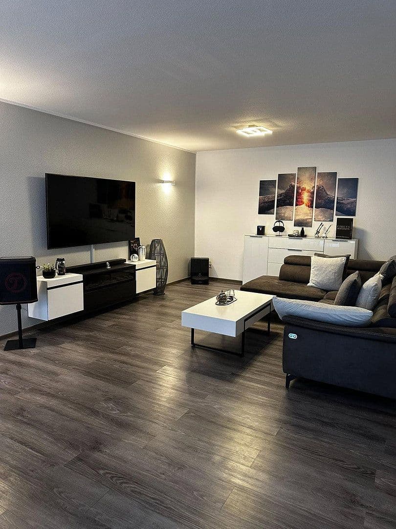 Prenájom bytu 3-izbový 105 m², Heddesheim, Bádensko-Wurttembersko Prenájom bytu 3-izbový 105 m², Heddesheim, Bádensko-Wurttembersko