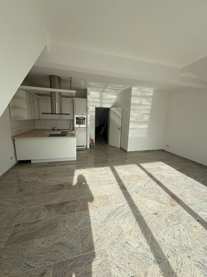 Prenájom bytu 3-izbový 123 m², Köln, Severné Porýnie - Westfálsko Prenájom bytu 3-izbový 123 m², Köln, Severné Porýnie - Westfálsko