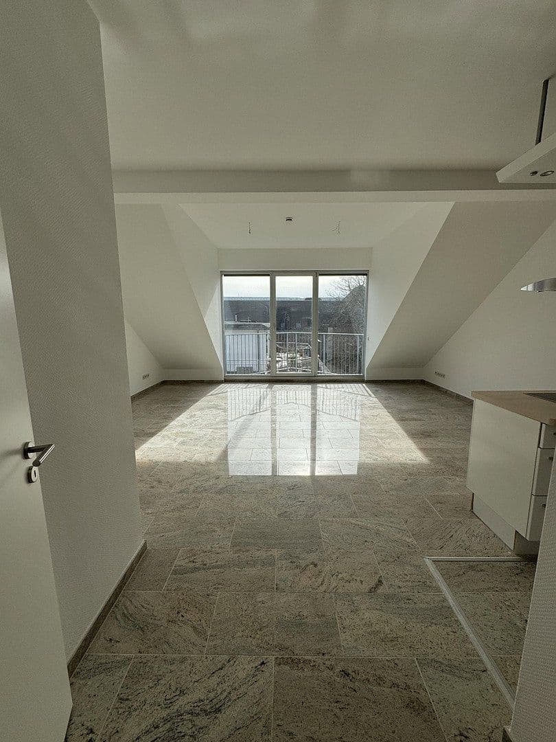 Prenájom bytu 3-izbový 123 m², Köln, Severné Porýnie - Westfálsko Prenájom bytu 3-izbový 123 m², Köln, Severné Porýnie - Westfálsko
