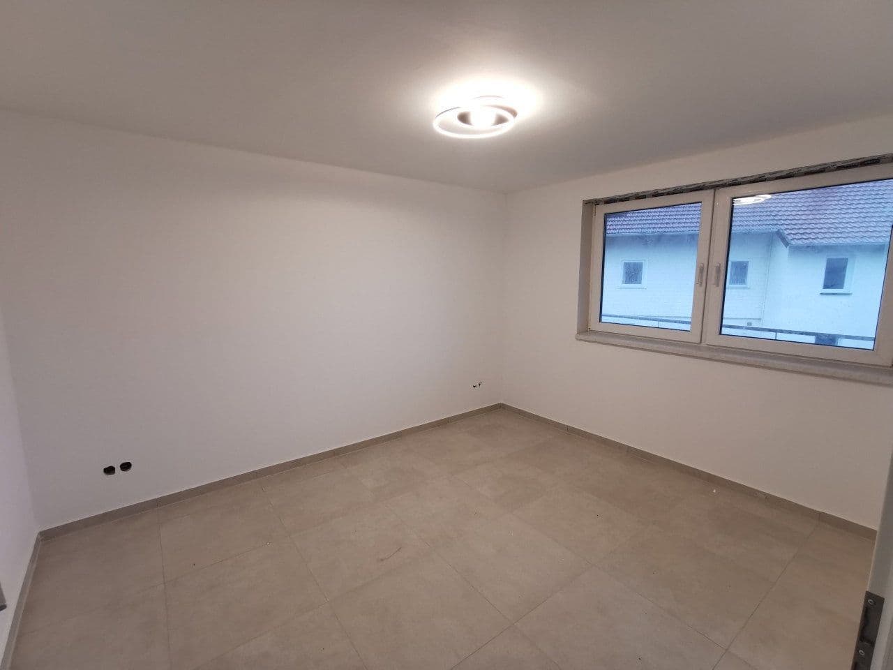 Prenájom bytu 3-izbový 90 m², Kirchstrasse 8, Schwalmtal, Hesensko Prenájom bytu 3-izbový 90 m², Kirchstrasse 8, Schwalmtal, Hesensko