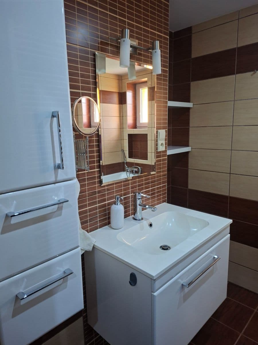 Prenájom bytu 3-izbový 75 m², Víta Nejedlého, Chrudim, Pardubický kraj Prenájom bytu 3-izbový 75 m², Víta Nejedlého, Chrudim, Pardubický kraj