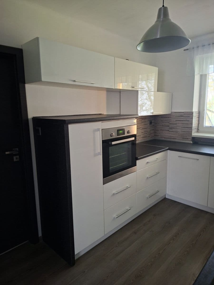 Prenájom bytu 3-izbový 75 m², Víta Nejedlého, Chrudim, Pardubický kraj Prenájom bytu 3-izbový 75 m², Víta Nejedlého, Chrudim, Pardubický kraj