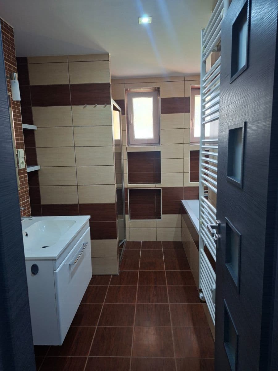 Prenájom bytu 3-izbový 75 m², Víta Nejedlého, Chrudim, Pardubický kraj Prenájom bytu 3-izbový 75 m², Víta Nejedlého, Chrudim, Pardubický kraj