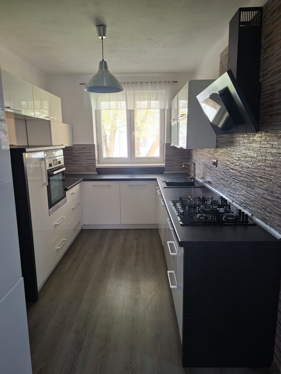 Prenájom bytu 3-izbový 75 m², Víta Nejedlého, Chrudim, Pardubický kraj Prenájom bytu 3-izbový 75 m², Víta Nejedlého, Chrudim, Pardubický kraj
