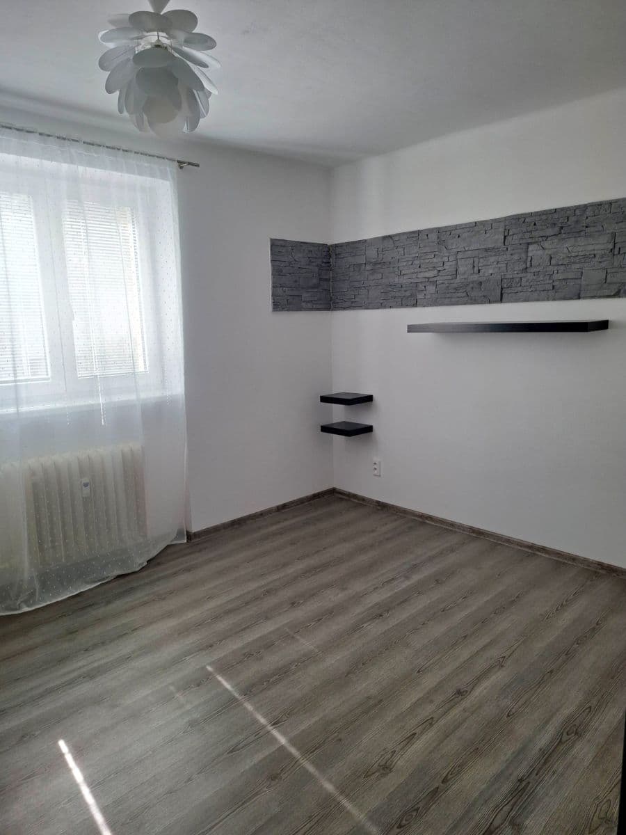 Prenájom bytu 3-izbový 75 m², Víta Nejedlého, Chrudim, Pardubický kraj Prenájom bytu 3-izbový 75 m², Víta Nejedlého, Chrudim, Pardubický kraj