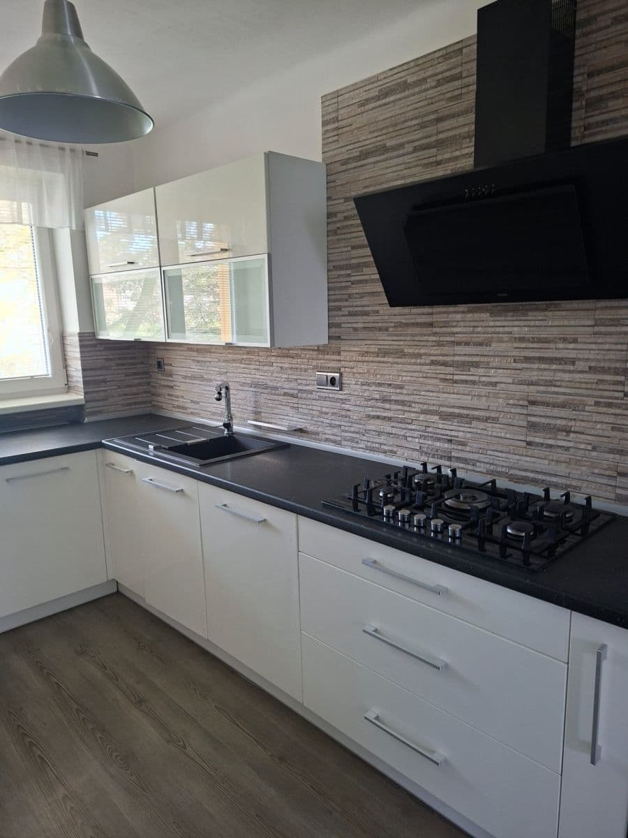 Prenájom bytu 3-izbový 75 m², Víta Nejedlého, Chrudim, Pardubický kraj Prenájom bytu 3-izbový 75 m², Víta Nejedlého, Chrudim, Pardubický kraj