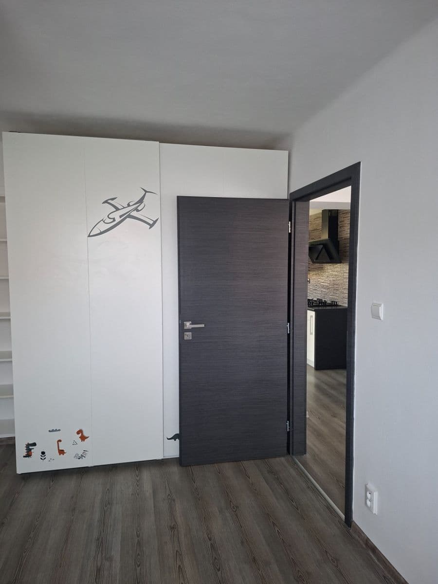 Prenájom bytu 3-izbový 75 m², Víta Nejedlého, Chrudim, Pardubický kraj Prenájom bytu 3-izbový 75 m², Víta Nejedlého, Chrudim, Pardubický kraj