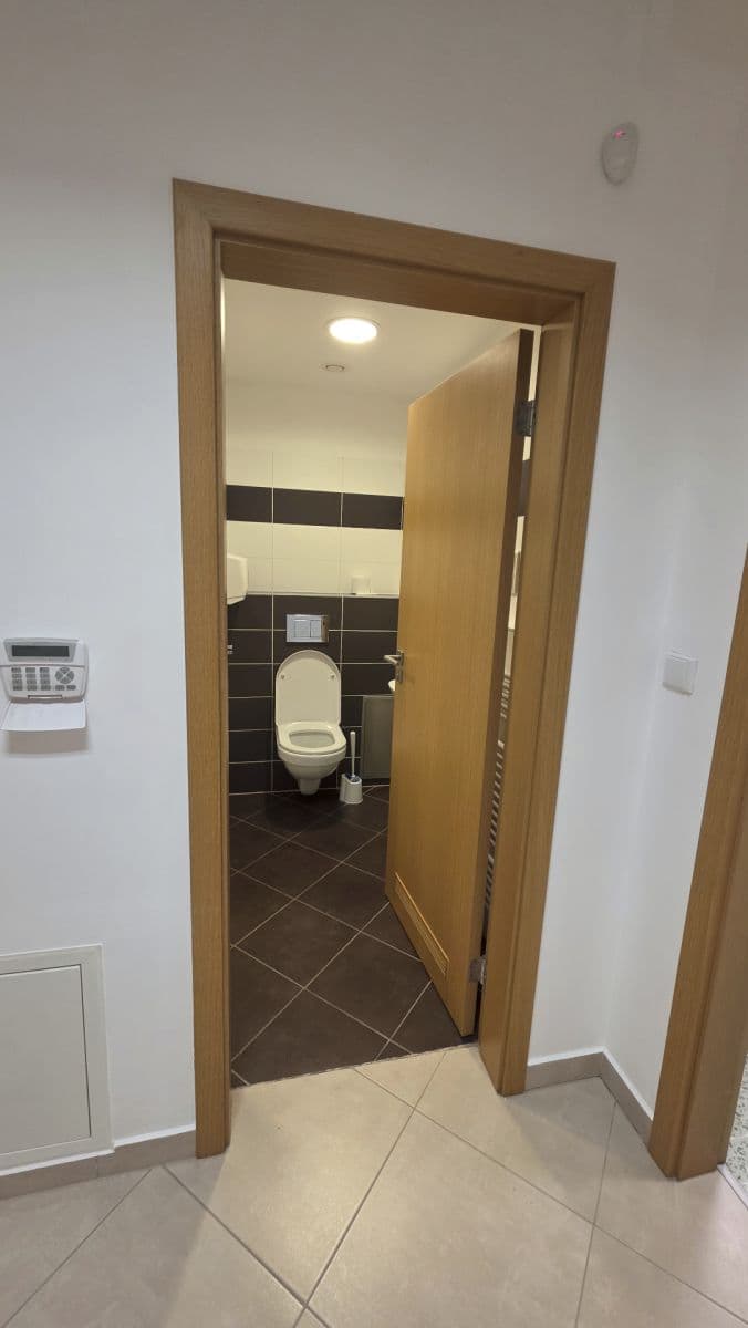 Prenájom nebytového priestoru 50 m², V Zářezu, Praha, Praha Prenájom nebytového priestoru 50 m², V Zářezu, Praha, Praha