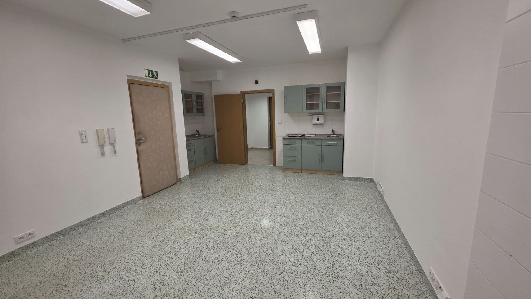 Prenájom nebytového priestoru 50 m², V Zářezu, Praha, Praha Prenájom nebytového priestoru 50 m², V Zářezu, Praha, Praha
