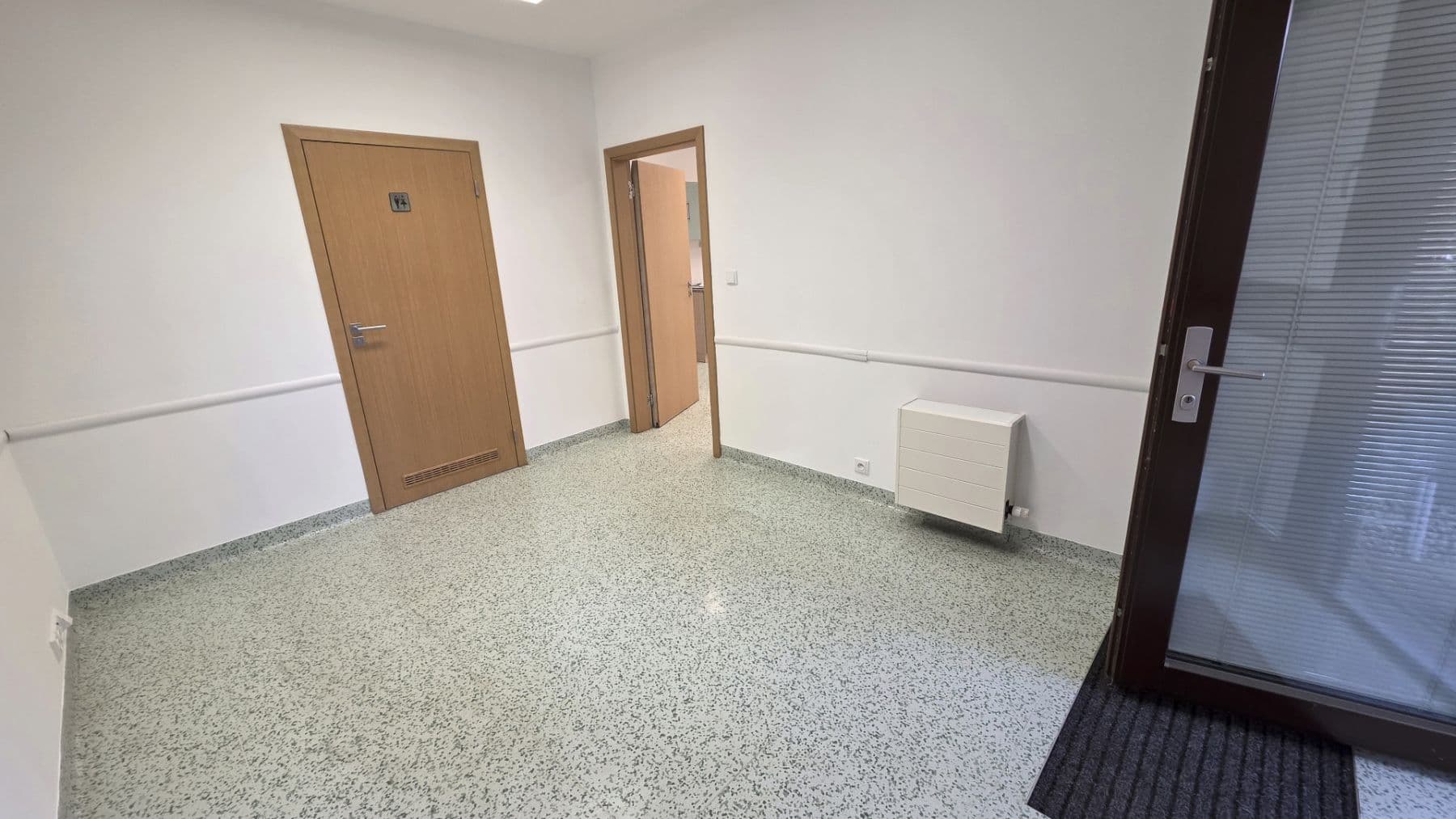 Prenájom nebytového priestoru 50 m², V Zářezu, Praha, Praha Prenájom nebytového priestoru 50 m², V Zářezu, Praha, Praha