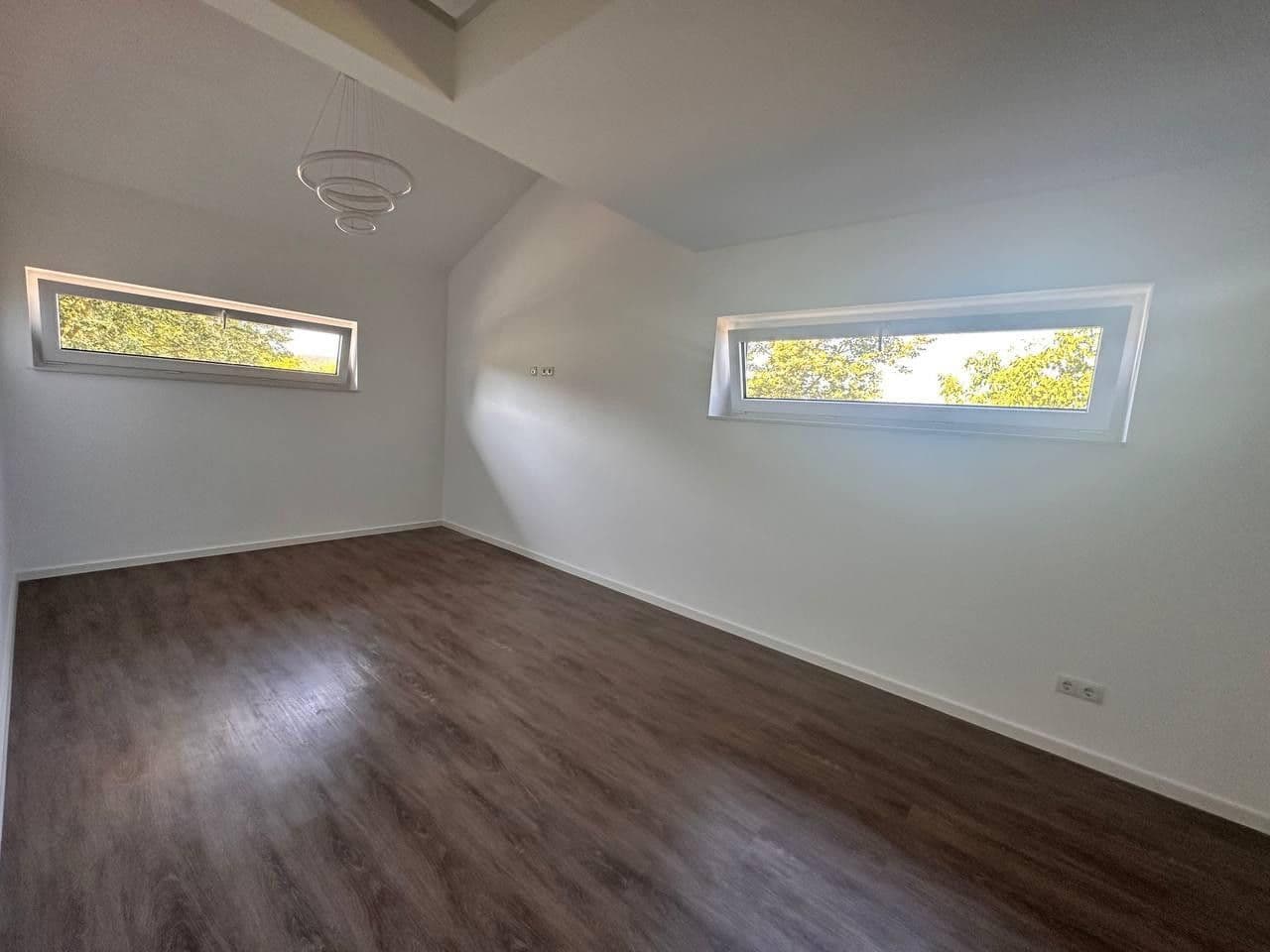 Predaj domu 209 m², pozemok 374 m², Polch, Porýnie-Falcko Predaj domu 209 m², pozemok 374 m², Polch, Porýnie-Falcko