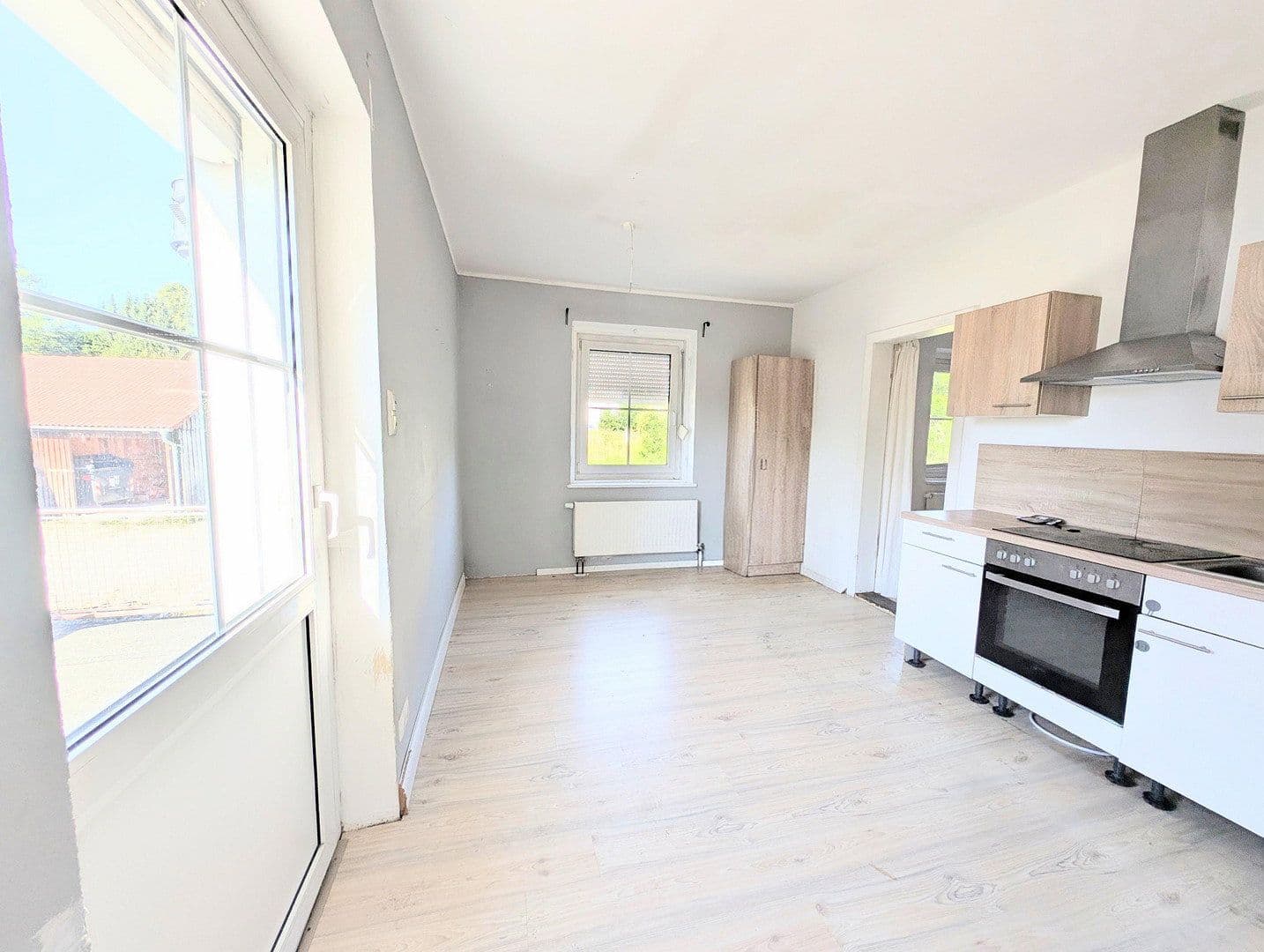 Predaj domu 250 m², pozemok 2.371 m², Schwabmüncher Str. 8, Mittelneufnach, Bavorsko Predaj domu 250 m², pozemok 2.371 m², Schwabmüncher Str. 8, Mittelneufnach, Bavorsko