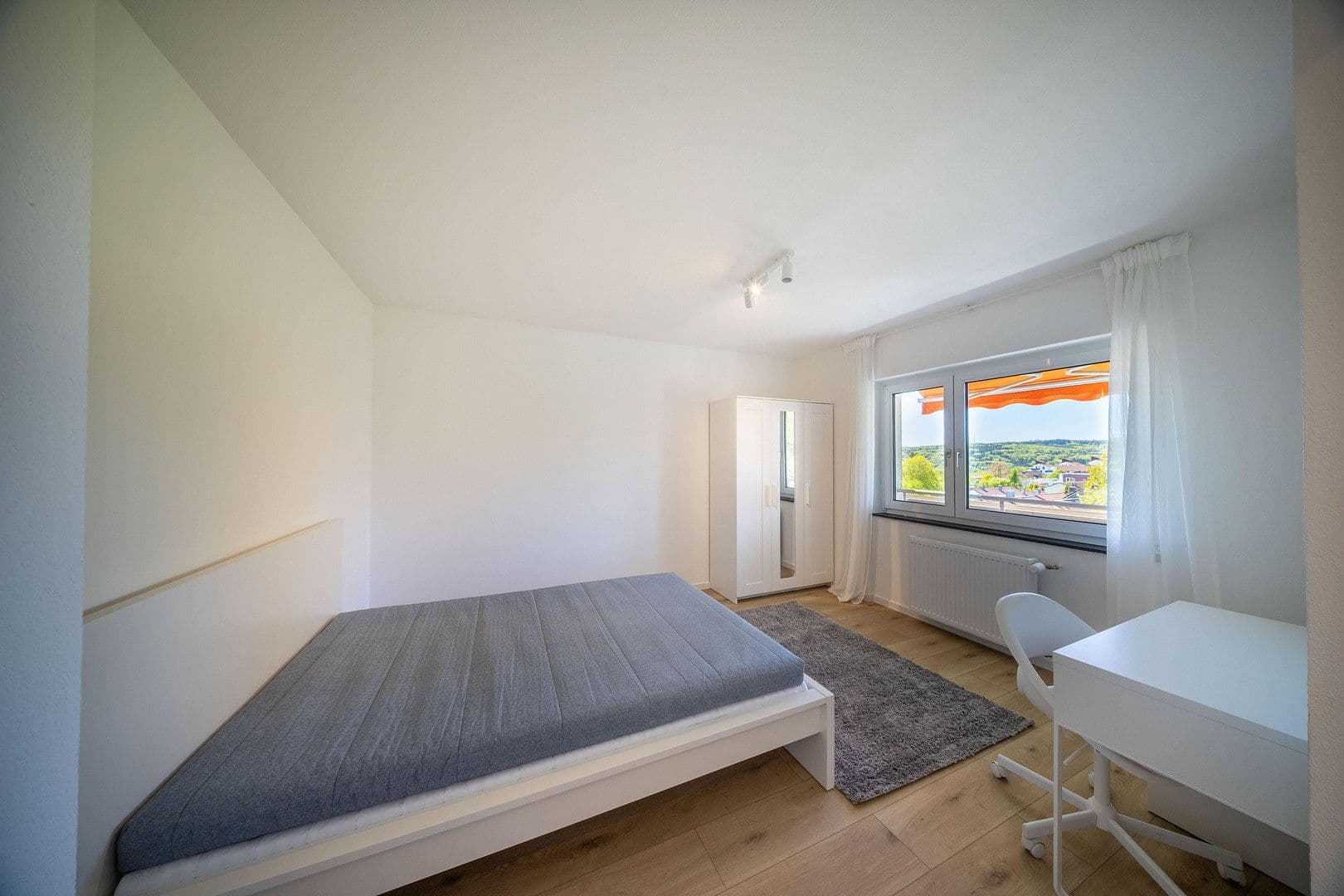 Prenájom bytu 4-izbový 85 m², Ulm, Bádensko-Wurttembersko Prenájom bytu 4-izbový 85 m², Ulm, Bádensko-Wurttembersko
