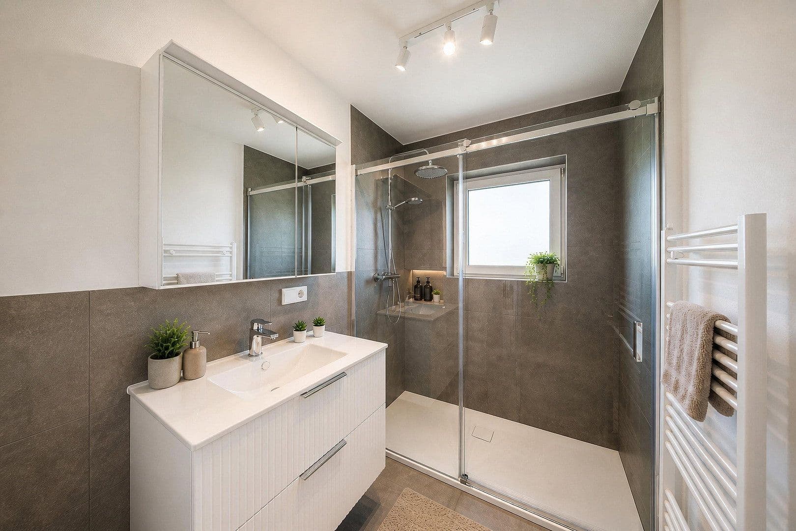 Prenájom bytu 4-izbový 85 m², Ulm, Bádensko-Wurttembersko Prenájom bytu 4-izbový 85 m², Ulm, Bádensko-Wurttembersko