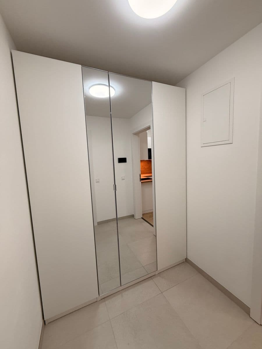 Prenájom bytu 1-izbový 34 m², Roháčova, Praha, Praha Prenájom bytu 1-izbový 34 m², Roháčova, Praha, Praha