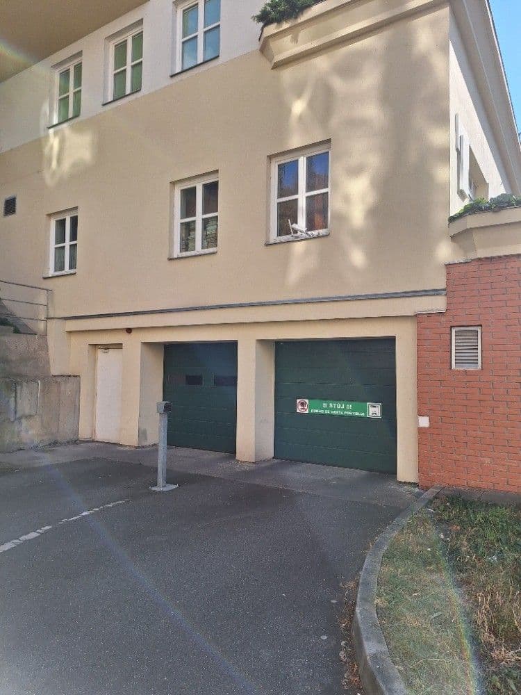 Prenájom garáže 15 m², Pod Parukářkou, Praha, Praha Prenájom garáže 15 m², Pod Parukářkou, Praha, Praha