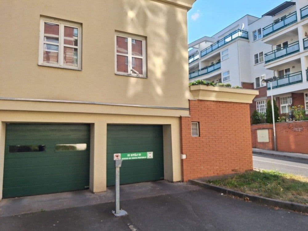 Prenájom garáže 15 m², Pod Parukářkou, Praha, Praha Prenájom garáže 15 m², Pod Parukářkou, Praha, Praha