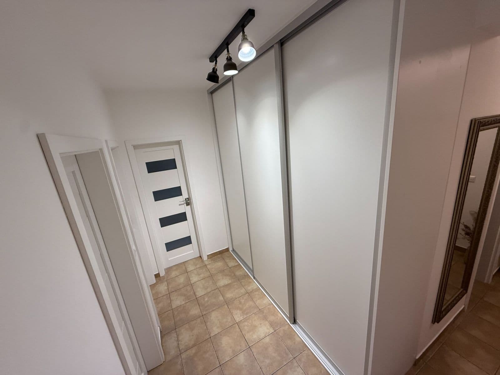 Predaj bytu 3-izbový 110 m², Lomená, Zbuzany, Středočeský kraj Predaj bytu 3-izbový 110 m², Lomená, Zbuzany, Středočeský kraj